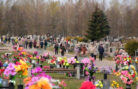 У ПЦУ закликали вірян не приносити на кладовище пластикові квіти