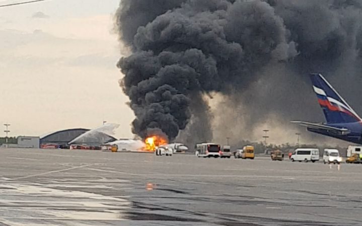 В аеропорту Москви літак здійснив аварійну посадку: 13 людей загинуло (оновлено)