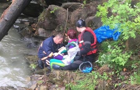 На Франківщині авто з туристами впало у річку з 40 метрів, є загиблі