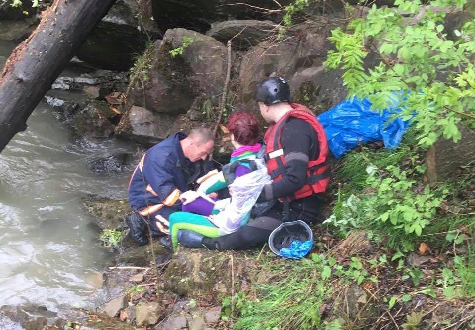 На Франківщині авто з туристами впало у річку з 40 метрів, є загиблі