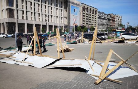 У Києві на Інститутській повалили паркан на місці будівництва Музею Революції Гідності (фото)