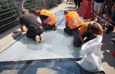 У Києві на новозбудованому мості замінюють побиті скляні панелі (фото, відео)