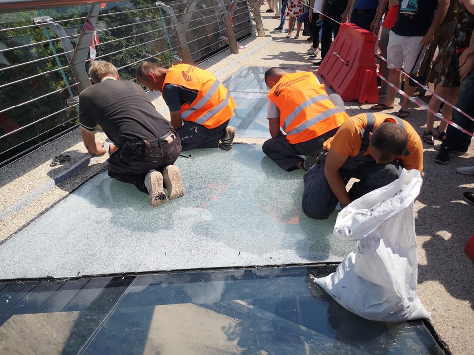 У Києві на новозбудованому мості замінюють побиті скляні панелі (фото, відео)