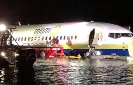 У Флориді в США літак зі 143 людьми на борту при посадці з'їхав у річку