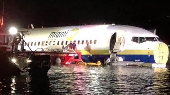 У Флориді в США літак зі 143 людьми на борту при посадці з'їхав у річку