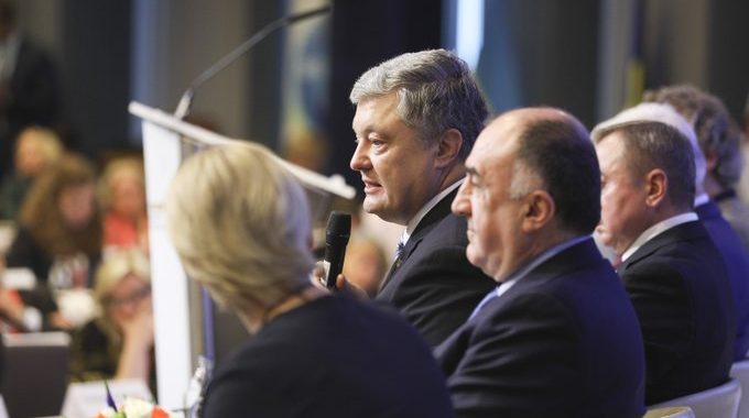 Порошенко Зеленському: «Просто слідуйте за моїм курсом» Порошенко Зеленському: «Просто слідуйте за моїм курсом»