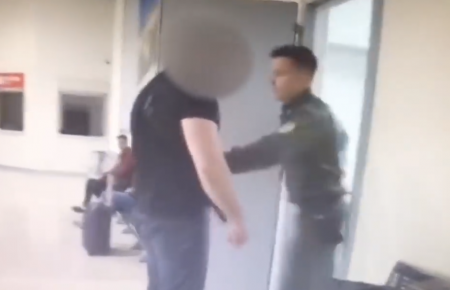 Аеропорт «Жуляни»: росіянин, якому заборонений в'їзд до України, лаявся та провокував прикордонників (відео)