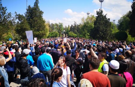У Казахстані люди вийшли на мітинг із закликом бойкотувати вибори, ЗМІ повідомляють про десятки затриманих