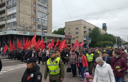 Червоні прапори, квіти та портрети загиблих бійців: у Житомирі відзначили 9 травня (фото)