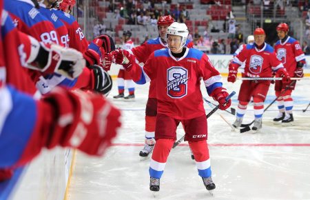 Путін впав на лід під час привітання глядачів матчу Нічної хокейної ліги в Сочі