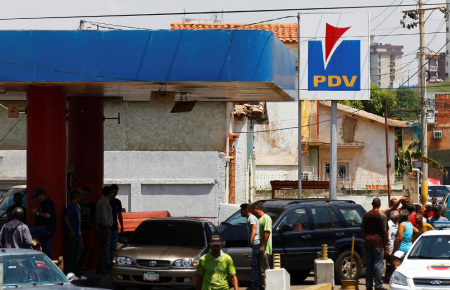 У Венесуелі вишикувалися багатогодинні черги за бензином