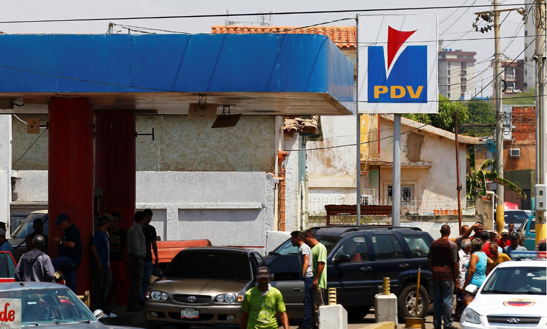 У Венесуелі вишикувалися багатогодинні черги за бензином