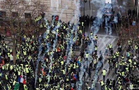 Під час сутичок у Парижі постраждали понад 30 учасників демонстрації