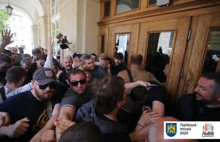 Група мітингувальників біля Львівської міськради увірвалися усередину приміщення (фото, відео)