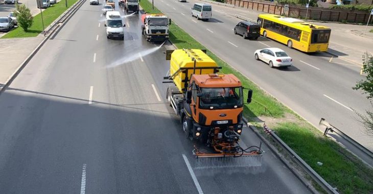 У Києві почали мити дороги із миючими засобами У Києві почали мити дороги із миючими засобами