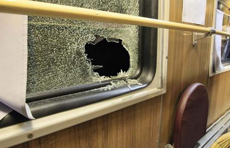 Біля Києва закидали камінням потяг: розбили лобове скло кабіни машиніста та бокове — пасажирського вагона