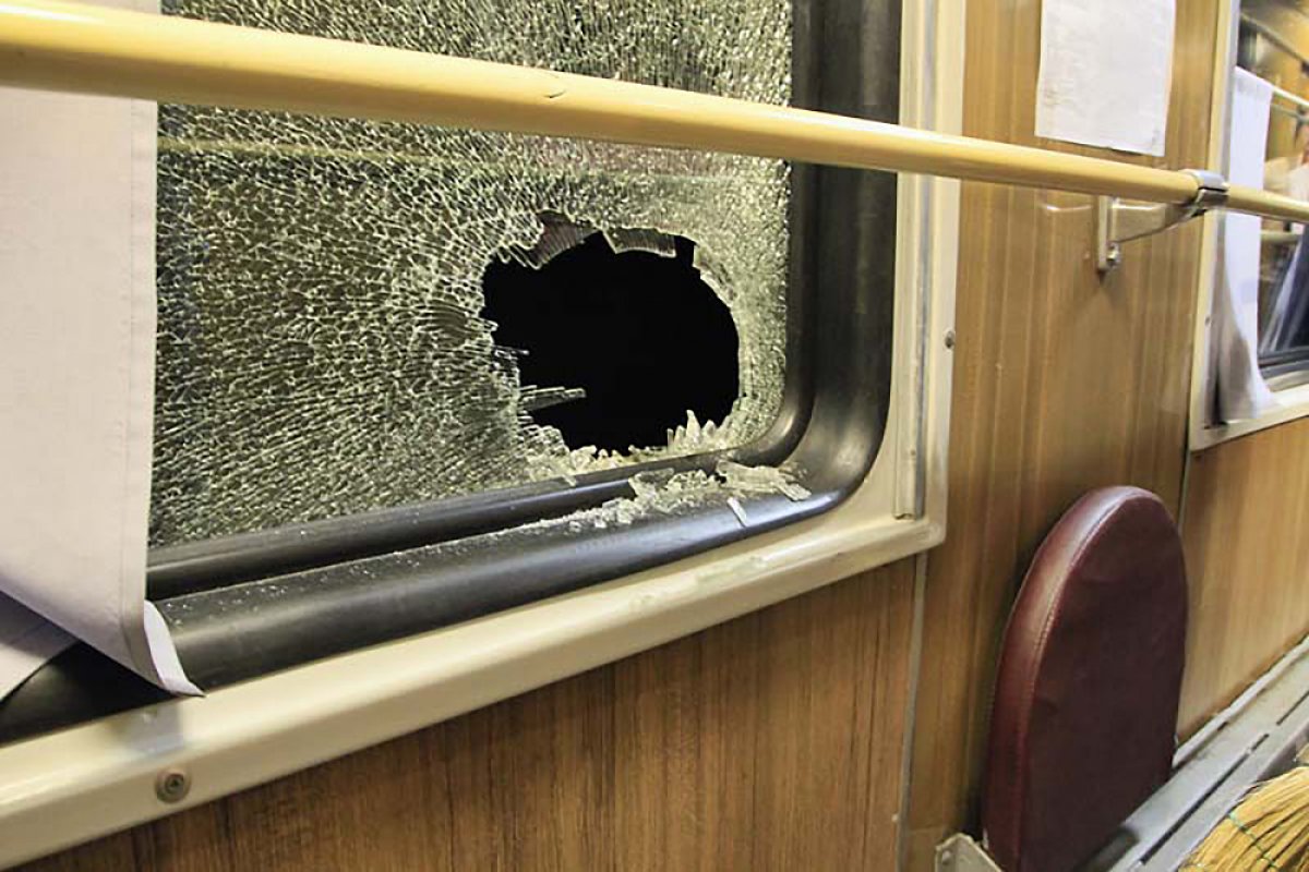Біля Києва закидали камінням потяг: розбили лобове скло кабіни машиніста та бокове — пасажирського вагона