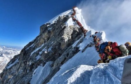 Непальські активісти зібрали на Евересті 11 тонн сміття
