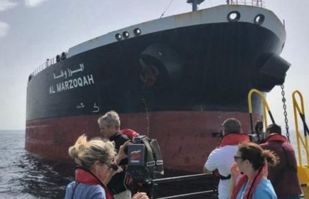 В Оманській затоці після вибухів горять два нафтові танкери, екіпаж евакуювали