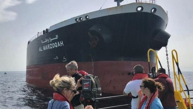 В Оманській затоці після вибухів горять два нафтові танкери, екіпаж евакуювали