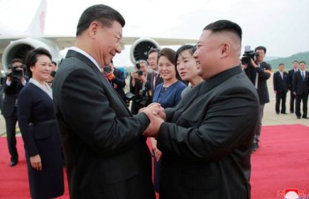 Візит президента Китаю до КНДР: Кім Чен Ин назвав cтосунки між країнами «непереможними»