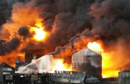 Пожежникам, які гасили вогонь на нафтобазі у Василькові, присудили виплатити компенсацію