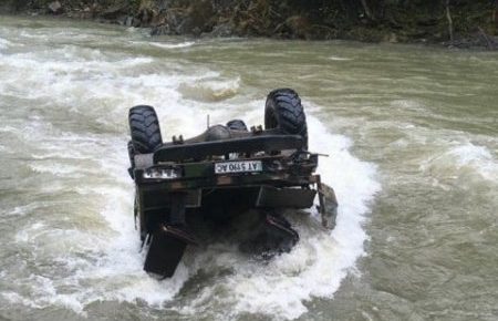 На Закарпатті загинуло 5 осіб, авто впало у річку