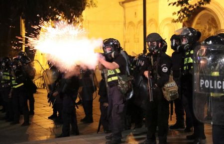 У Грузії на нічному протесті затримали близько 300 людей, їм обирають запобіжні заходи — журналіст