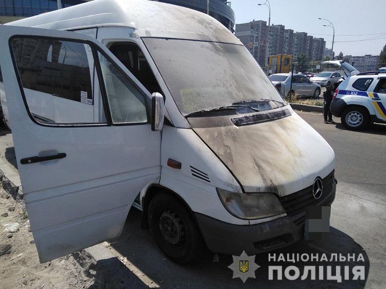 Поліція Києва розшукує молодиків, які кинули пляшки із запальною сумішшю у маршрутки
