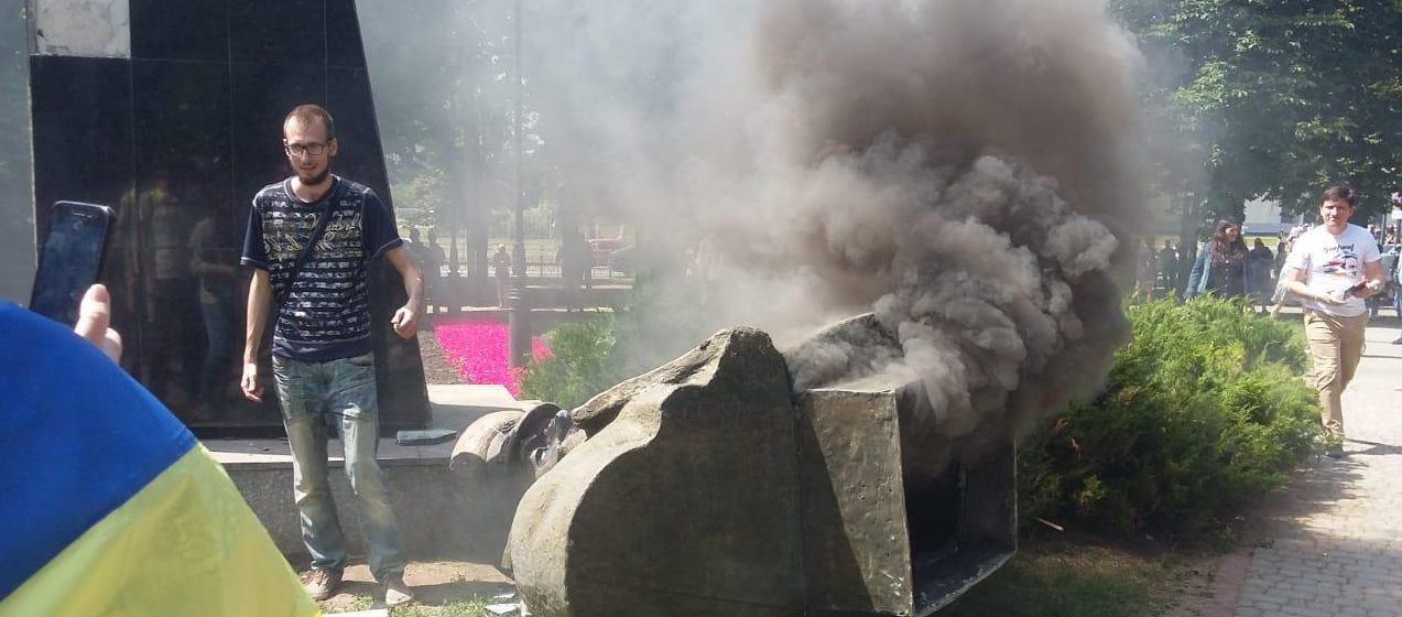 Повалення пам'ятника Жукову у Харкові: чому поліція проводила обшуки у активістів?