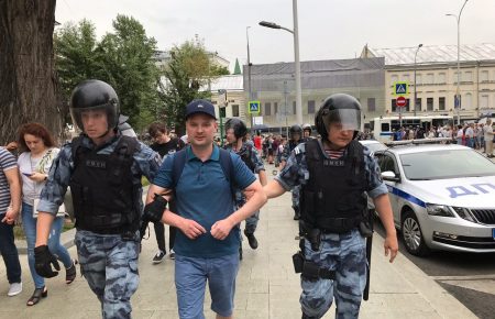 На марші підтримки журналіста Голунова у Москві затримали вже близько 100 людей