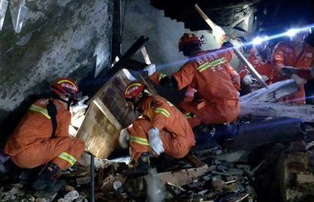 Землетрус у Китаї: 13 загиблих і близько 200 дістали поранення