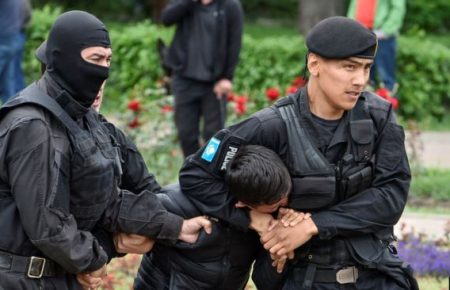 У Казахстані поліцейські затримали понад 100 людей, які закликали бойкотувати вибори президента