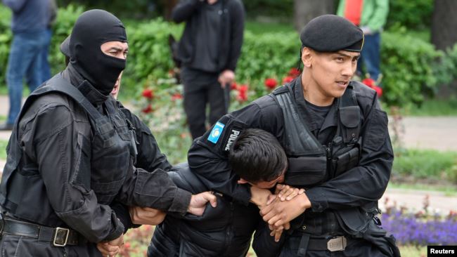 У Казахстані поліцейські затримали понад 100 людей, які закликали бойкотувати вибори президента
