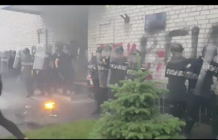 На акції протесту в Переяславі-Хмельницькому мітингарі палили фаєри і кидали петарди у поліцейських (відео)