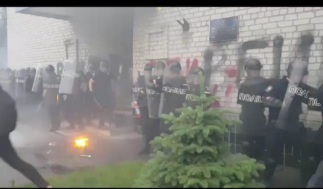 На акції протесту в Переяславі-Хмельницькому мітингарі палили фаєри і кидали петарди у поліцейських (відео)