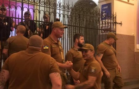 У кінотеатрі «Київ» відбулися сутички між муніципальною охороною та активістами (відео) – мітингарі перекрили дорогу біля кінотеатру