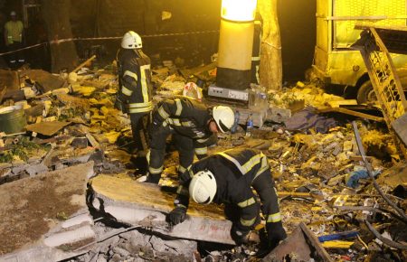 Вибух у Києві: зруйновані гаражі та вибиті шибки у будинку (фото, відео)