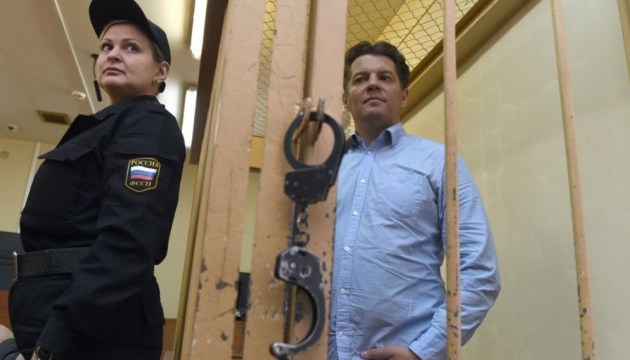 Ув'язненого у Росії журналіста Сущенка відвідали у колонії дружина та донька