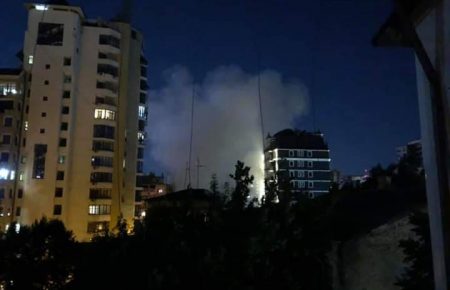 У Києві стався вибух: на місці працюють рятувальники та поліцейські