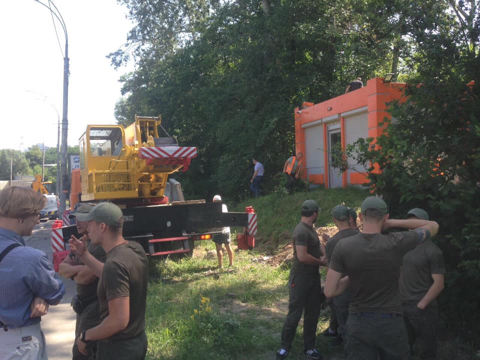 У Протасовому Яру охоронці перекрили активістам доступ до техніки та готуються встановлювати паркан