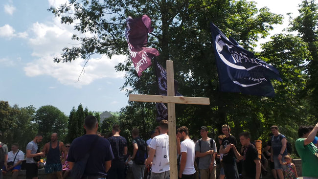 Противники «КиївПрайду» розпочали молитовне стояння на його маршруті