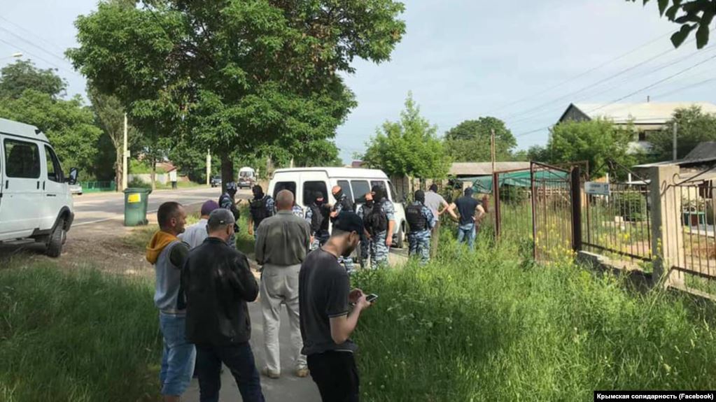 Після обшуків у кримських татар в окупованому Криму, силовики затримали 8 людей
