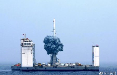 Китай вперше запустив ракету в космос з морської платформи