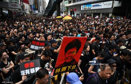 У Гонконгу тривають протести: на вулиці вийшли тисячі людей