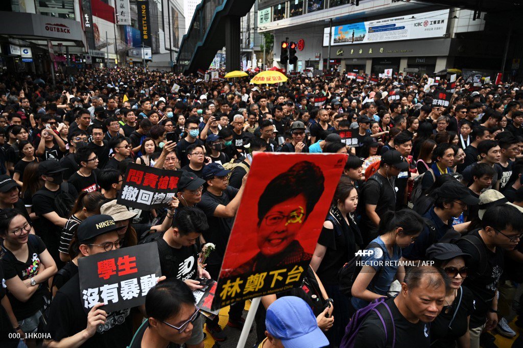 У Гонконгу тривають протести: на вулиці вийшли тисячі людей