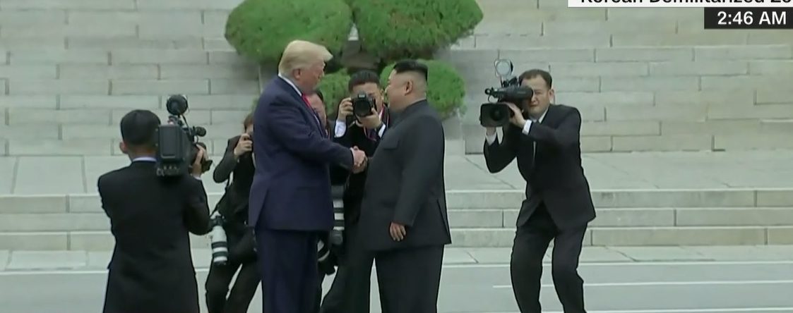 Трамп став першим президентом США, який ступив на північнокорейську землю (оновлюється)