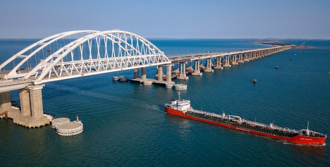 Росія збудувала першу залізничну колію на Кримському мосту