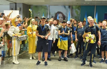 «Таланти є в Україні». У «Борисполі» сотні людей зустрічали футболістів-чемпіонів світу