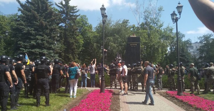 У Харкові повалили пам'ятник Жукову У Харкові повалили пам'ятник Жукову